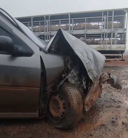 Colisão entre carro e caminhão é registrada na BR-282, no distrito de Juvêncio