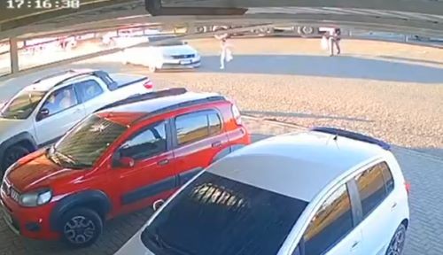 Menina de 8 anos morre após ser atropelada por carro em alta velocidade em Santa Catarina
