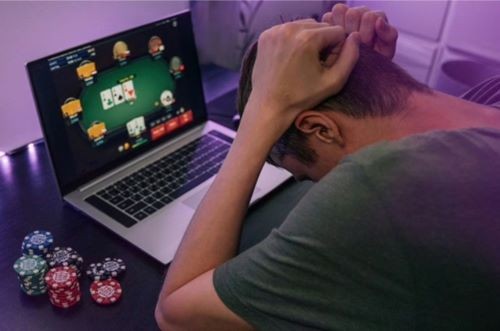 Justiça nomeia mãe para administrar bens de filho com vício em jogos em SC; entenda