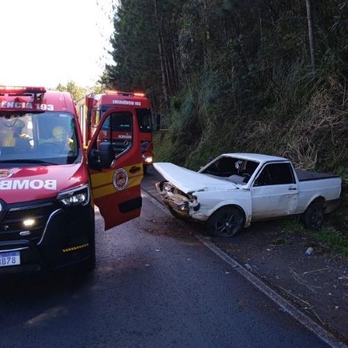 Condutor fica desorientado após sair da pista e colidir contra barranco na BR-282, no Oeste