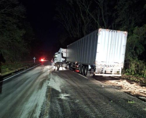 Motorista de carreta foge após causar acidente na SC-157