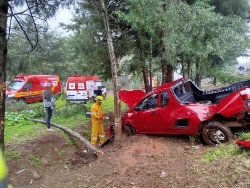 Saída de pista seguida de capotamento deixa duas pessoas feridas na BR-282, em Cunha Porã