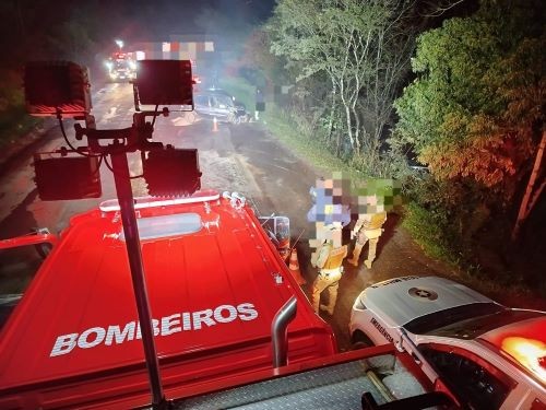 Colisão entre dois veículos deixa nove vítimas e um óbito na BR-282 em Iraceminha