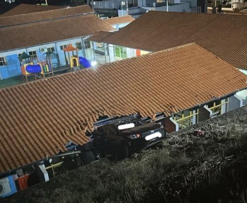 Carro fica suspenso em telhado de escola após saída de pista no Oeste