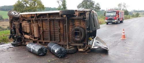 Veículo de transporte de encomendas sai da pista e tomba na BR-282 em Nova Itaberaba