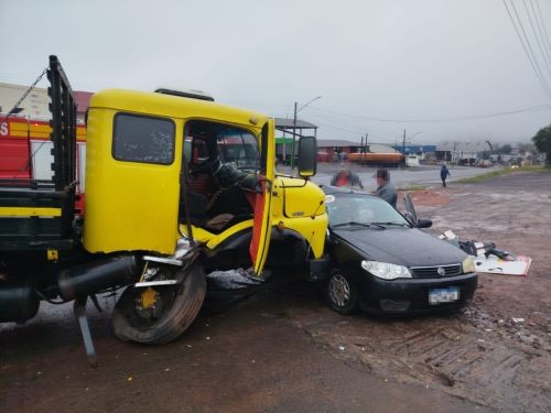 Colisão entre caminhão e carro no Oeste deixa mulher ferida