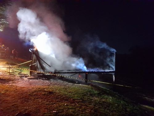 Incêndio destrói residência de madeira no interior de Campo Erê