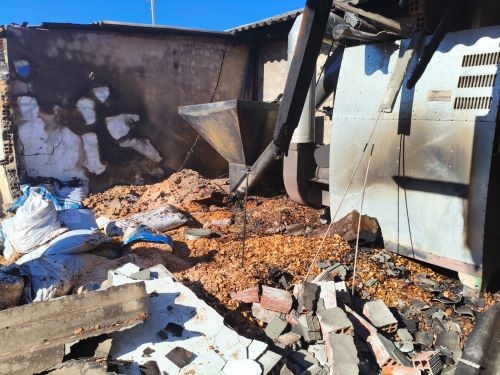 Bombeiros controlam incêndio em sala de aquecimento de aviário em Palmitos