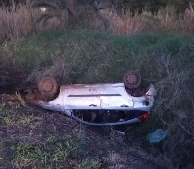 Carro sai da pista e capota na BR-158 em Cunha Porã