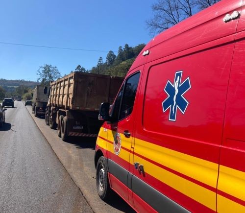 Colisão entre dois caminhões deixa motorista ferido na BR-158 em Caibi