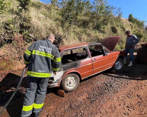 Bombeiros controlam incêndio em veículo na área rural de Saudades