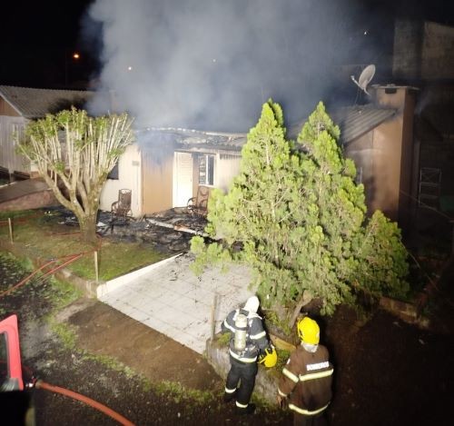 Incêndio destrói residência durante a madrugada no Centro de Maravilha