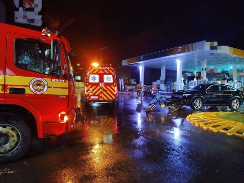 Colisão entre SUV e motocicleta deixa jovem ferida em Maravilha