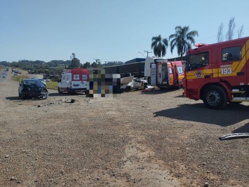 Acidente entre dois carros deixa jovem ferido na BR-282 em Maravilha