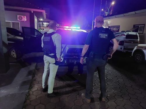 Polícia Civil prende dois homens em flagrante por violência doméstica em cidade do Oeste