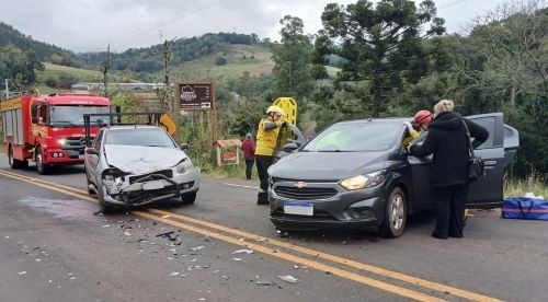 Colisão entre carros deixa homem ferido na SC-283 em Planalto Alegre