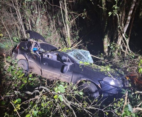 Motorista é ejetado de carro após capotamento no Oeste de SC