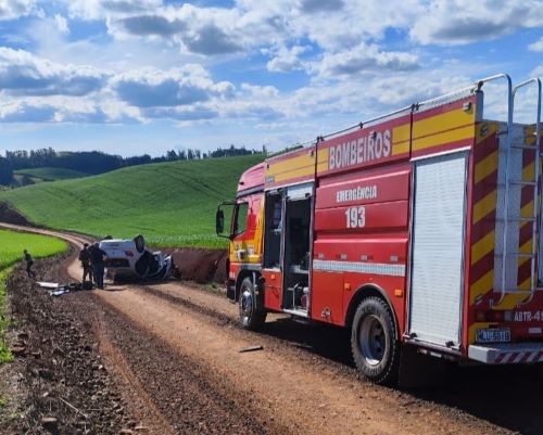 Motorista fica ferido após capotamento no interior de Cunha Porã