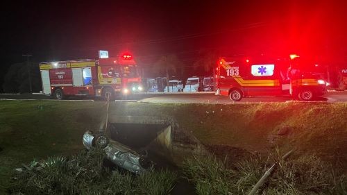 Veículo capota em córrego na BR-282 e motorista é resgatado em estado grave