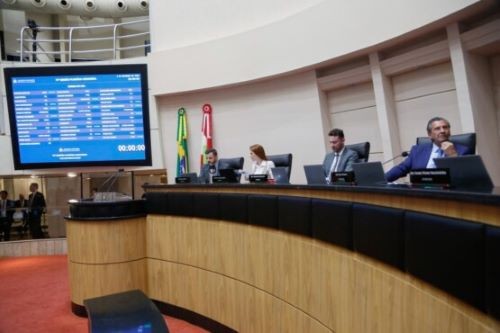 Aprovados projetos sobre segurança digital nas escolas e aulas de autodefesa em Santa Catarina