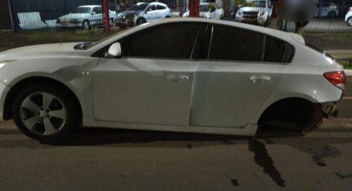 Colisão arranca roda de carro e motorista é autuada por recusar bafômetro