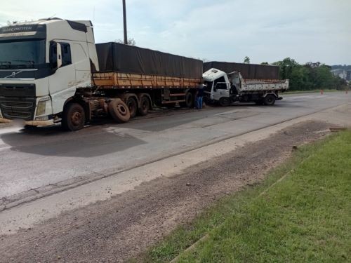 Acidente entre caminhão e carreta deixa uma pessoa ferida em Maravilha na BR-282