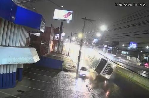 Caminhão tomba na BR-116 e quase atinge carro de casal