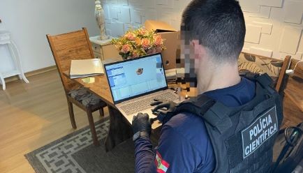 Denúncia feita em Promotoria de Justiça do Oeste resulta em investigação de pornografia infanto juvenil e homem é preso em Florianópolis
