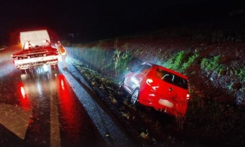 Carro sai da pista e é encontrado em barranco na BR-282 em Maravilha