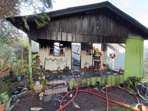 Incêndio destrói residência em cidade do Oeste