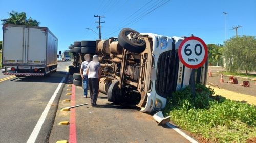 Caminhão capota e colide com carro na SC-283 em São Carlos
