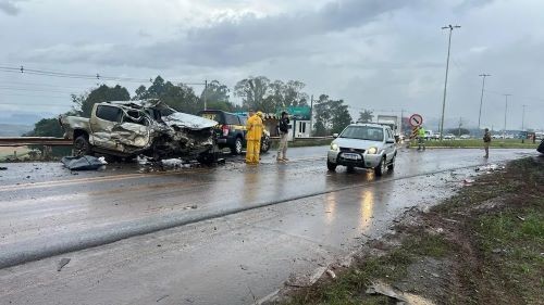 Colisão entre caminhonete e caminhão deixa uma vítima fatal na BR-282 em Pinhalzinho