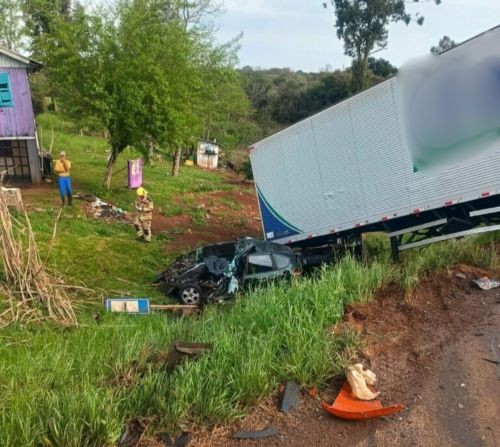 Colisão entre carro e carreta mata motorista no norte gaúcho