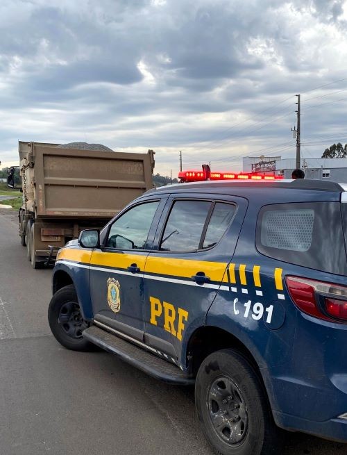 PRF flagra caminhões com excesso de peso e diversas irregularidades no Oeste Catarinense