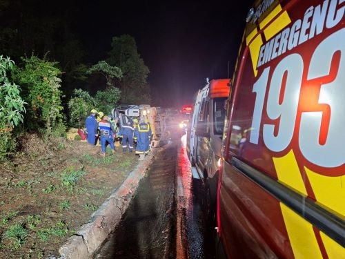 Carreta tomba na BR-282, na região Oeste e condutor fica ferido