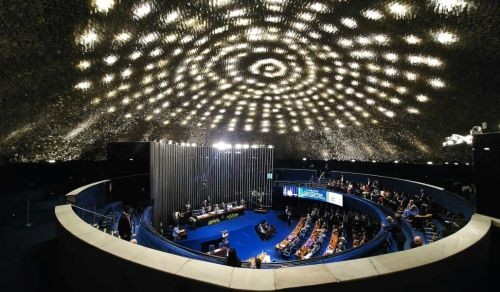 PEC da Blindagem chega ao Senado em meio a protestos nacionais