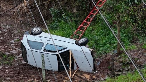 Idoso morre ao sair da pista e tombar veículo em barranco na SC-355