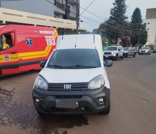 Colisão entre carro e mobilete deixa homem ferido no Centro de Cunha Porã