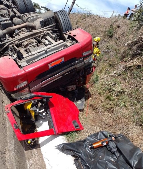 Caminhão tomba na BR-282 no Oeste e motorista morre no local