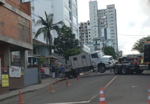 Caminhão desgovernado atinge quatro carros e casa em município do Oeste Catarinense