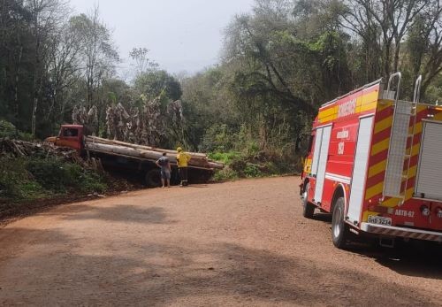 Caminhão sai da pista e colide em barranco no interior de Guaraciaba