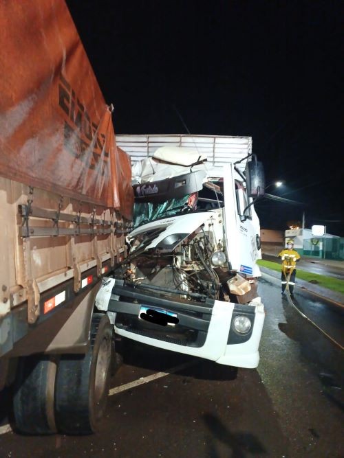 Caminhão colide em veículo estacionado no centro de Itapiranga
