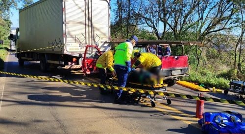 Colisão entre carro e caminhão deixa três pessoas feridas na SC-283