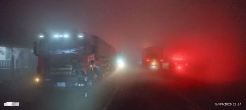 Neblina provoca colisão entre carro e caminhão na SC-155, em Ouro Verde