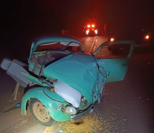 Idoso morre após colisão frontal entre Fusca e caminhão no Oeste