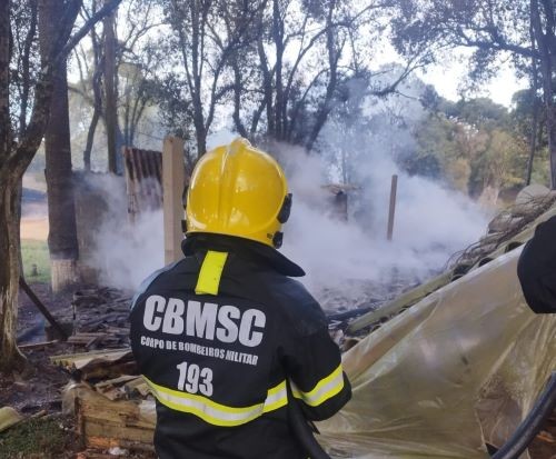 Incêndio destrói quiosque e veículo no Oeste de Santa Catarina; suspeito é detido