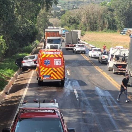 Colisão entre carro e carreta mobiliza o Corpo de Bombeiros na BR-282