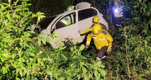 Motorista fica ferido após carro sair da pista e cair em ribanceira em Saudades