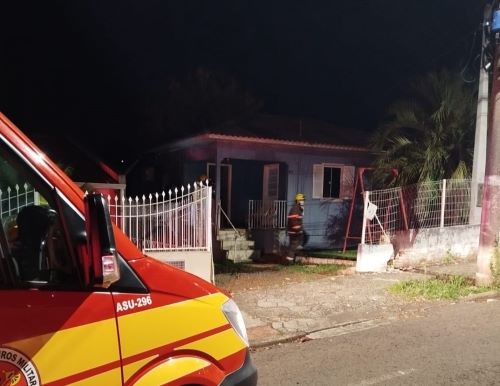 Bombeiros controlam princípio de incêndio em residência no Centro de Maravilha