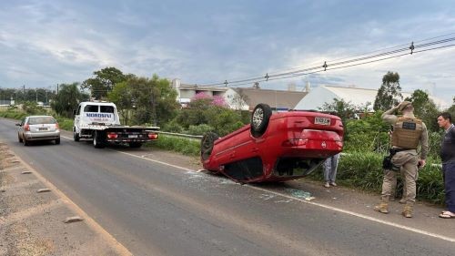 Mulher fica ferida em saída de pista seguida de capotamento na SC-283 no Oeste